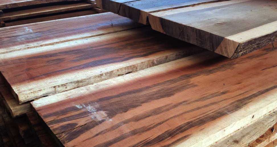 Parquet in tiger wood in lavorazione